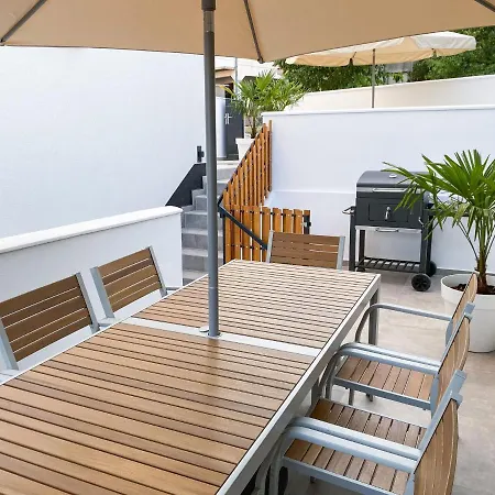 Charming Holiday In With Private Terrace بيت للعطل